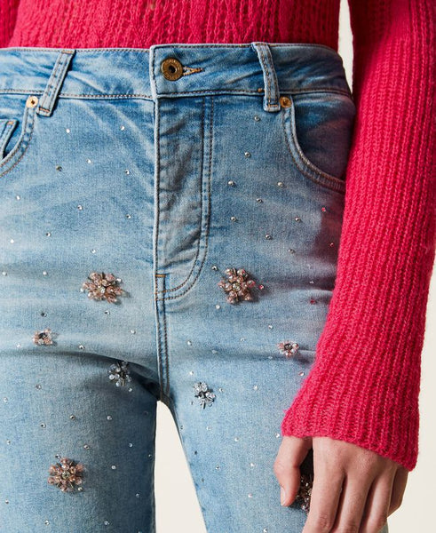Jeans regular con ricami di castoni